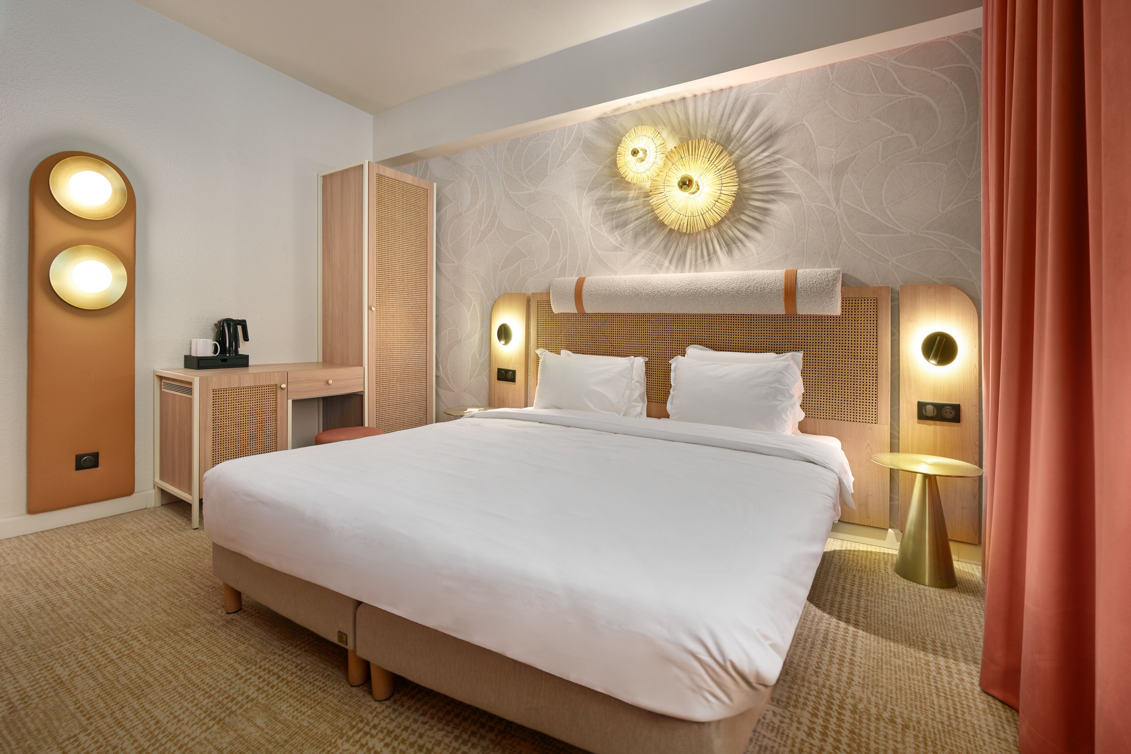 Habitación superior | Caja fuerte, escritorio, cortinas opacas y sistema de insonorización