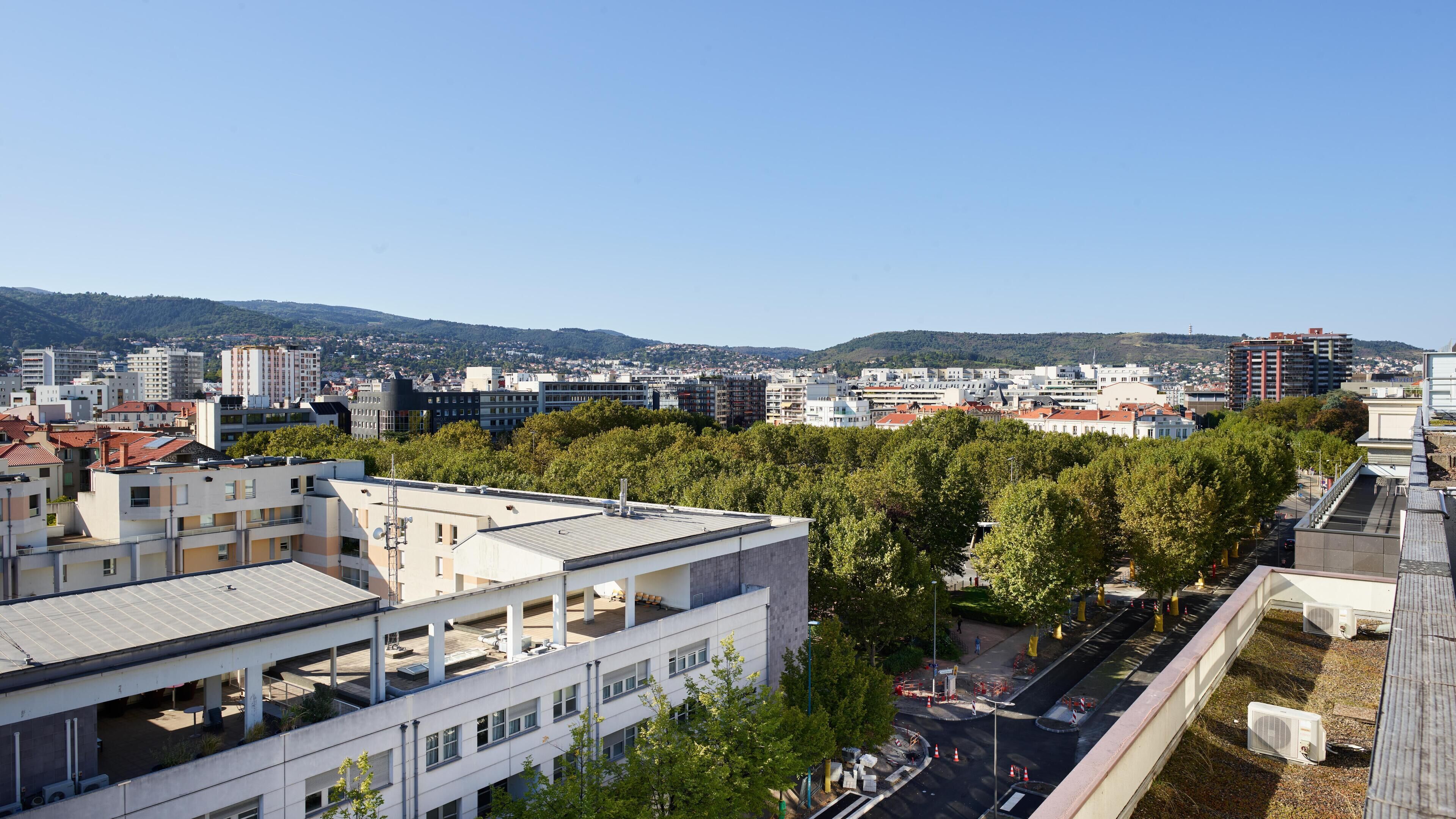 Un bâtiment moderne à plusieurs étages, doté de grandes fenêtres et d’un toit plat.