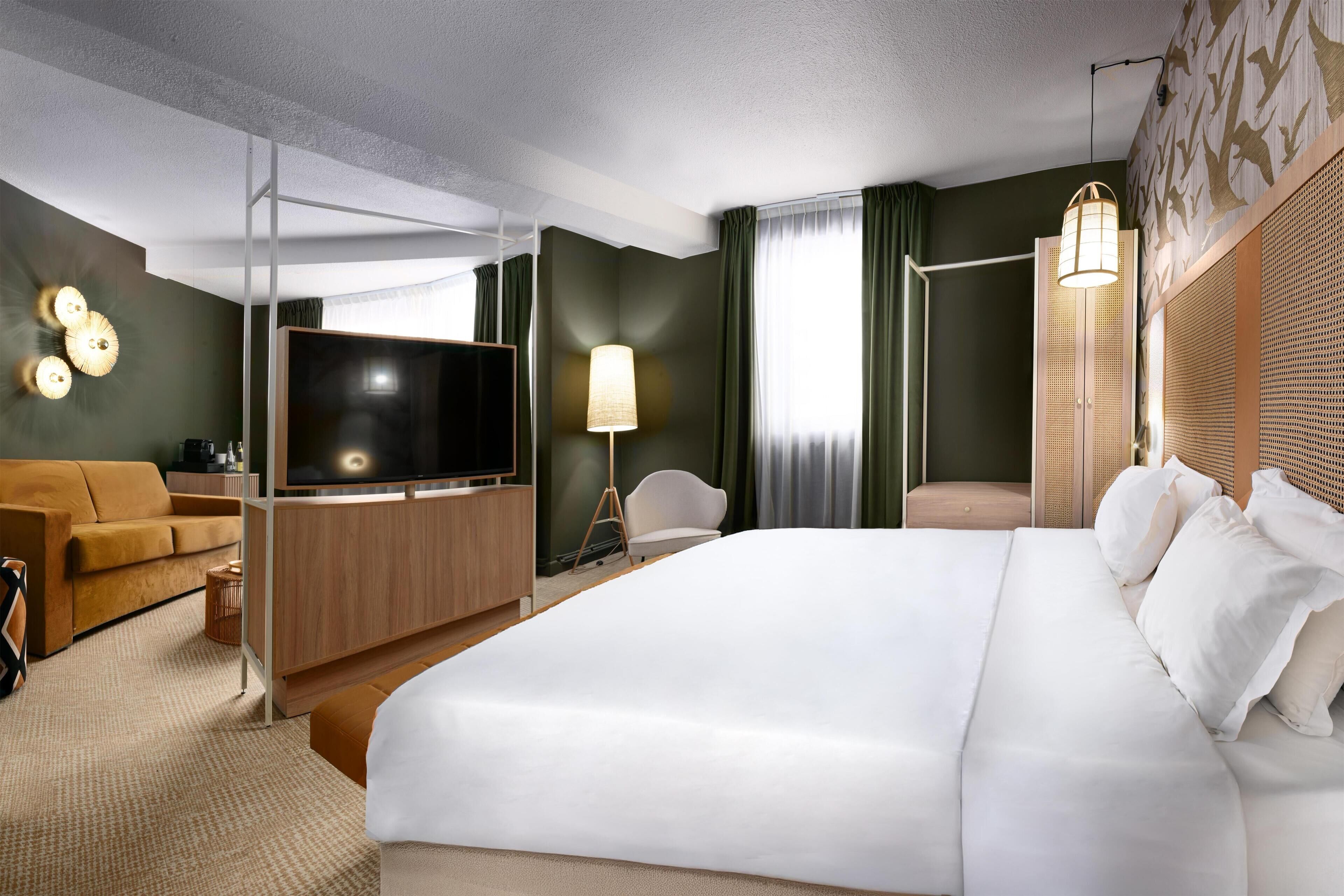 Junior Suite | Minibar, in-room safe, desk, laptop workspace