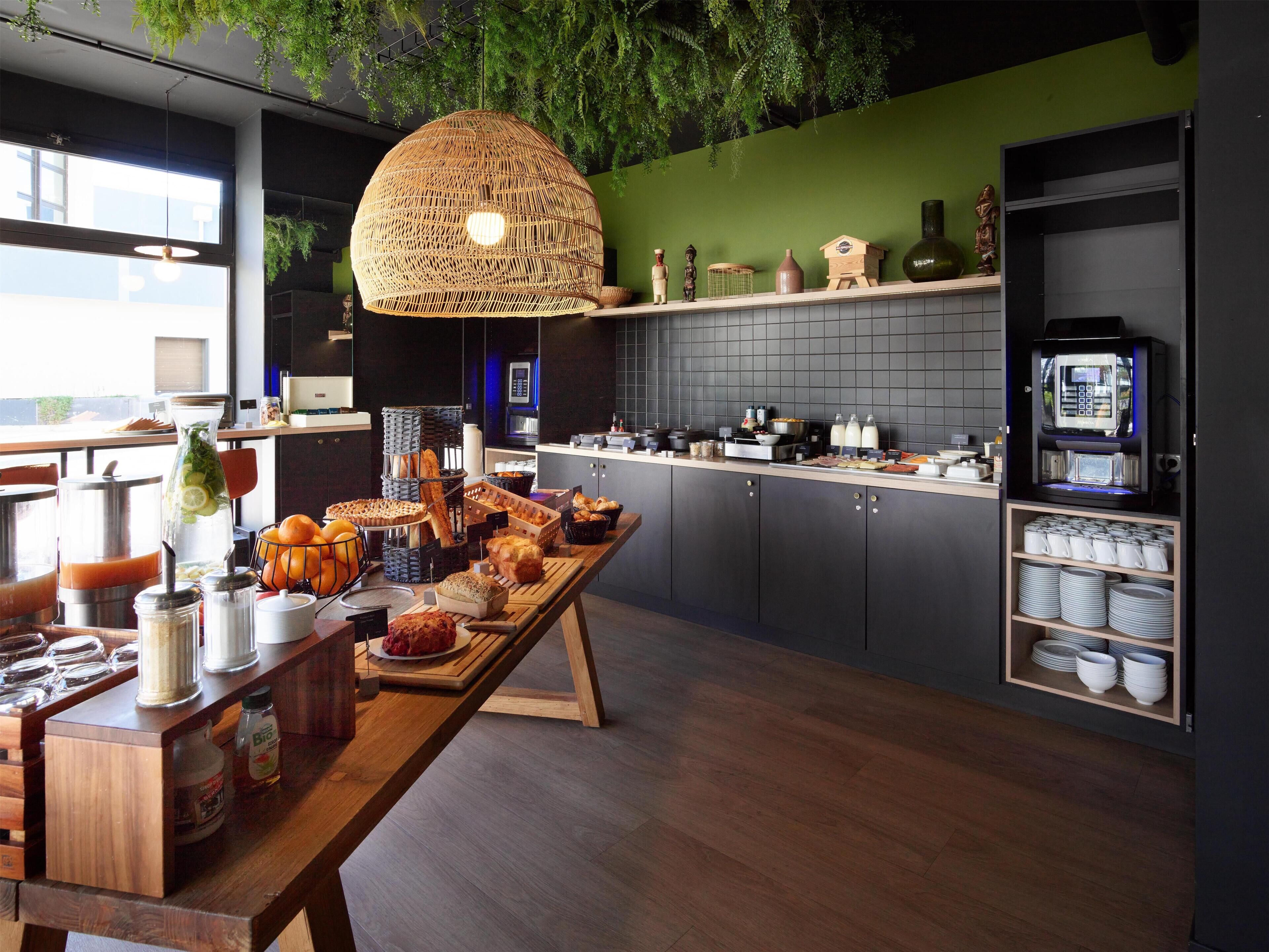 Daily buffet breakfast (EUR 19.00 per person)