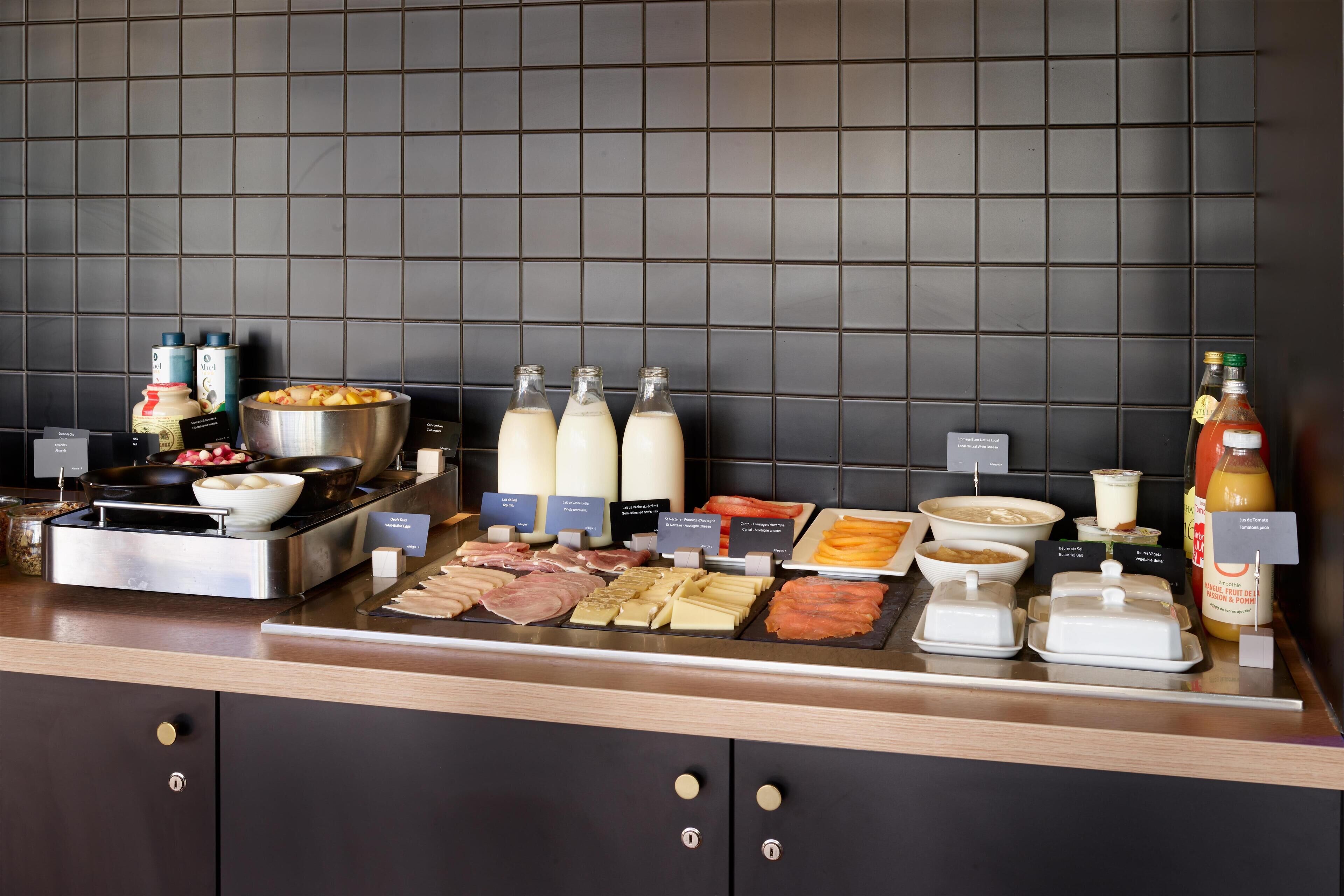 Un buffet proposant une variété de plats et de boissons.