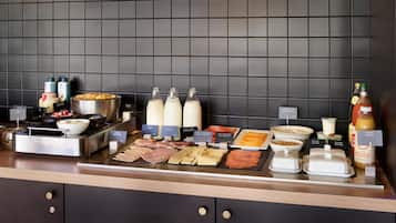 Un buffet proposant une variété de plats et de boissons.