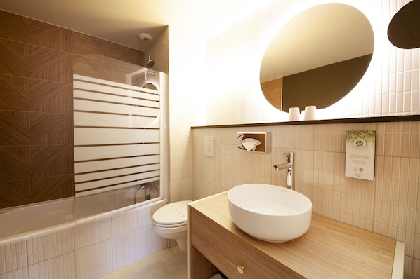 Standard Room, 1 Double Bed (Prestige) | Bathroom | Eco-friendly toiletries, hair dryer, towels, soap