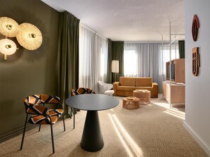 Junior Suite | Minibar, in-room safe, desk, laptop workspace