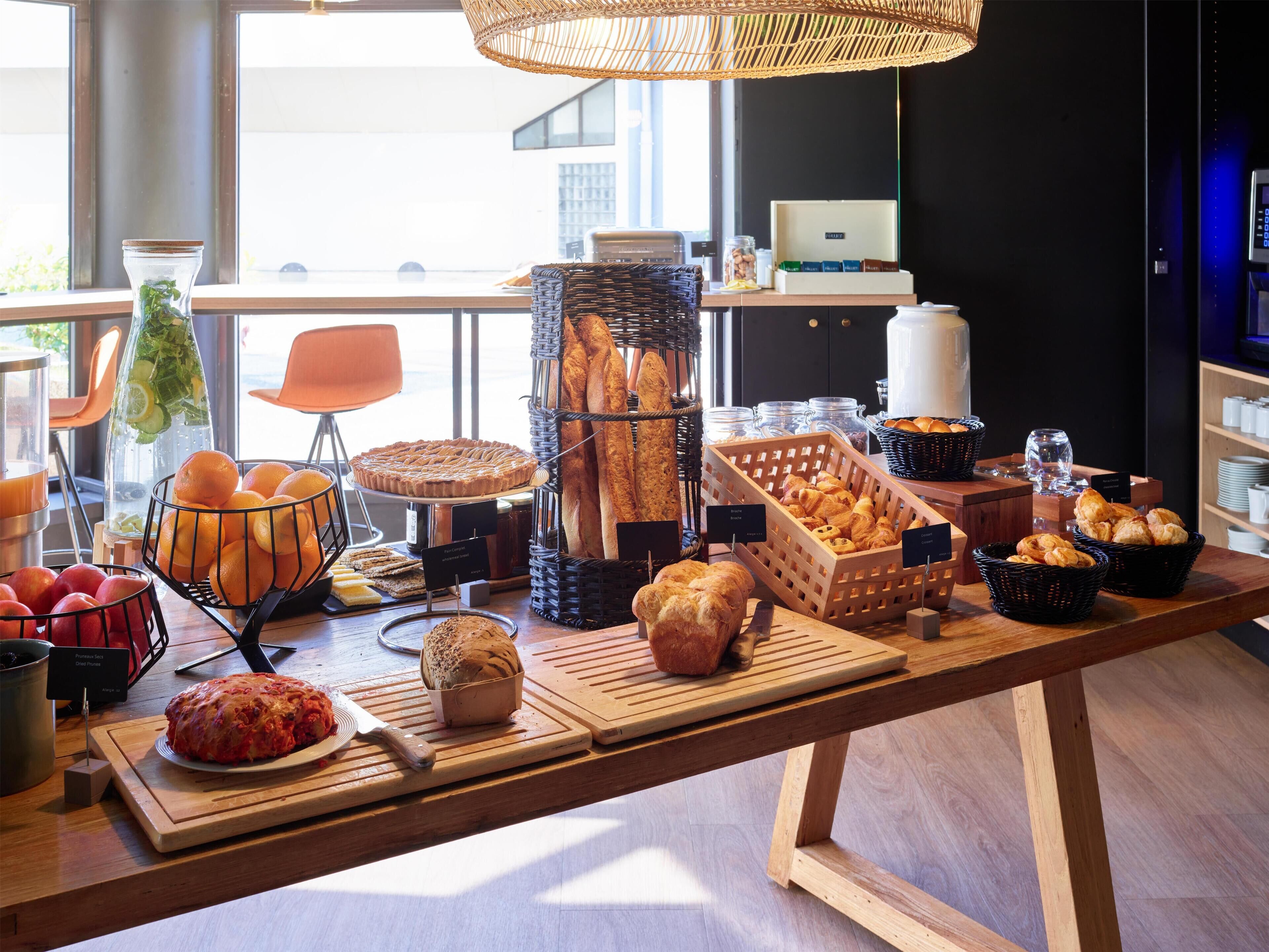 Desayuno buffet los fines de semana (EUR 20.00 por persona)