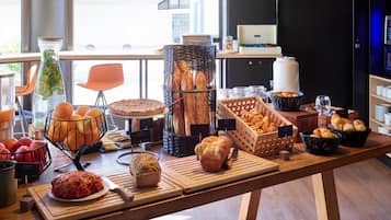 Desayuno buffet los fines de semana (EUR 20.00 por persona)