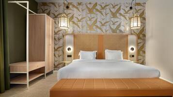 Habitación de hotel moderna con una cama grande, dos mesitas de noche, un armario de madera y un diseño de pared único.