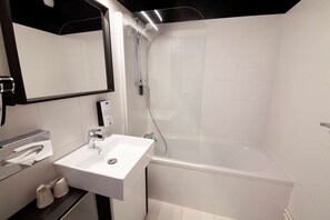 Een bad/douchecombinatie,  milieuvriendelijk toiletgerief