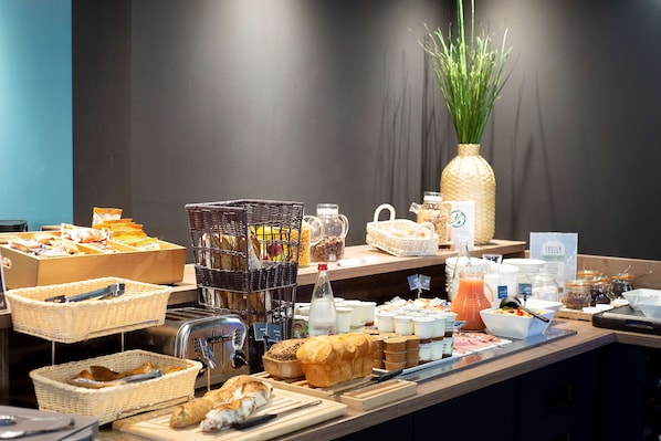 Daily continental breakfast (EUR 14.00 per person)
