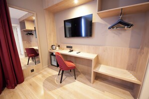 Schreibtisch, Verdunkelungsvorhänge, schallisolierte Zimmer