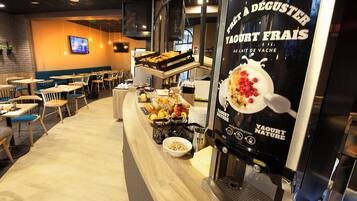 Sarapan prasmanan setiap hari (EUR 13 per orang)