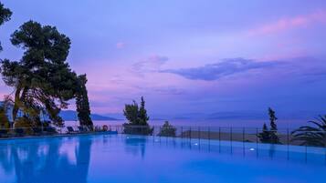 Piscine couverte, piscine extérieure (ouverte en saison)