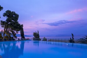 Piscina coperta, piscina stagionale all'aperto, ombrelloni da piscina