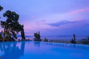 Una piscina techada, una piscina al aire libre de temporada, sombrillas