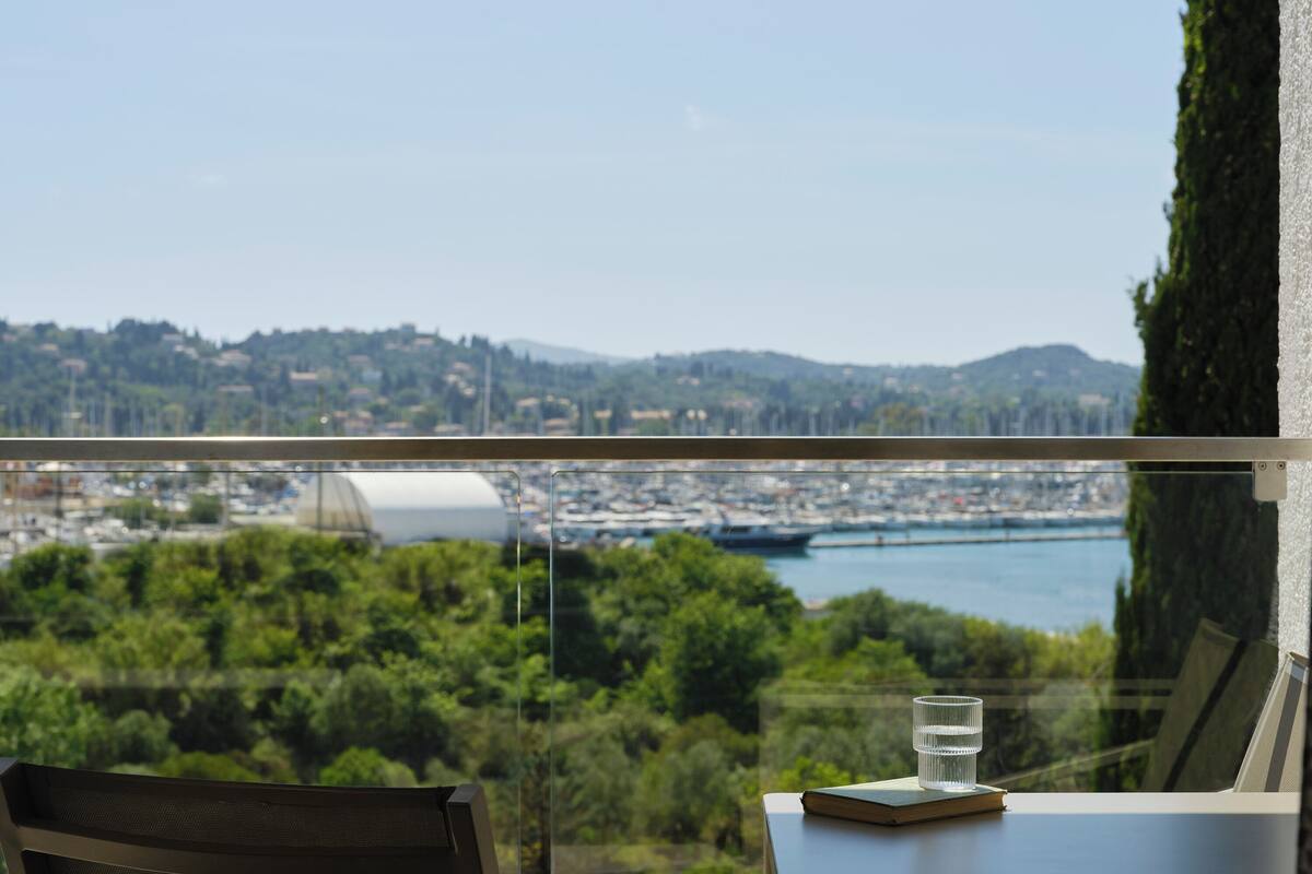 1 bedroom, hypo-allergenic bedding, minibar, in-room safe