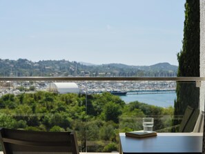 Allergikerbettwaren, Minibar, Zimmersafe, Verdunkelungsvorhänge