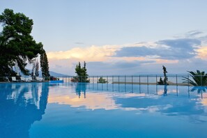 Indoor pool, seasonal outdoor pool, pool umbrellas, sun loungers - Kontokali Bay Resort & Spa (Corfu)