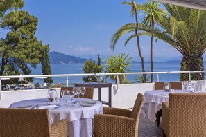 4 restaurants, breakfast, lunch, dinner served; international cuisine  - Kontokali Bay Resort & Spa (Corfu)