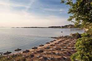 On the beach, white sand, sun loungers, beach umbrellas - Kontokali Bay Resort & Spa (Corfu)