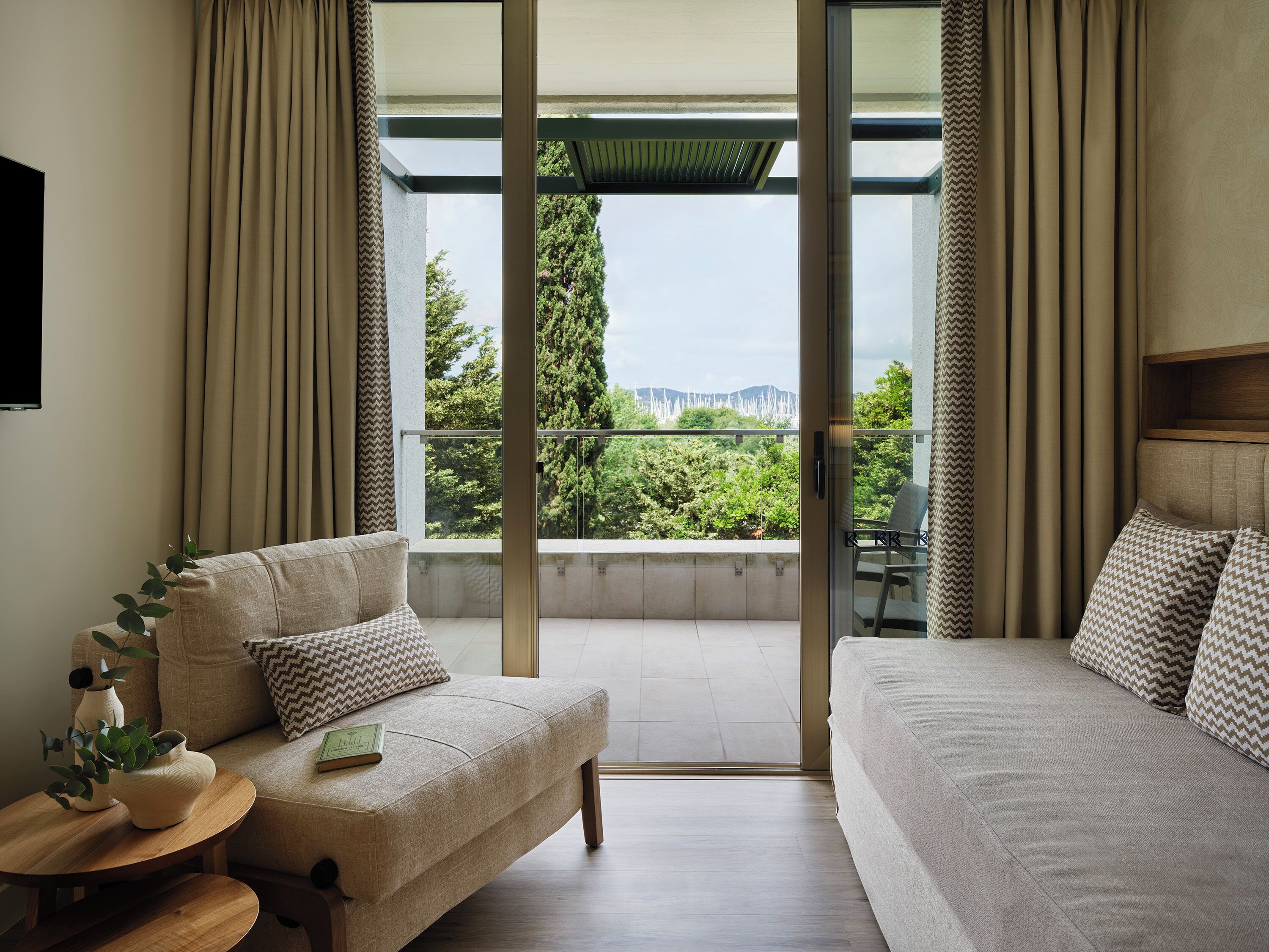 family room, garden view (main building) | 1 bedroom, hypo-allergenic bedding, minibar, in-room safe