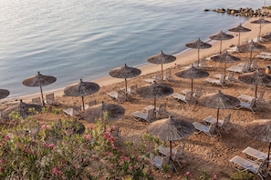 On the beach, white sand, sun loungers, beach umbrellas - Kontokali Bay Resort & Spa (Corfu)