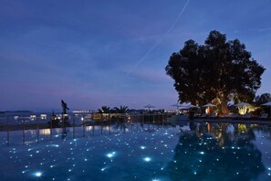 Indoor pool, seasonal outdoor pool, pool umbrellas, sun loungers - Kontokali Bay Resort & Spa (Corfu)