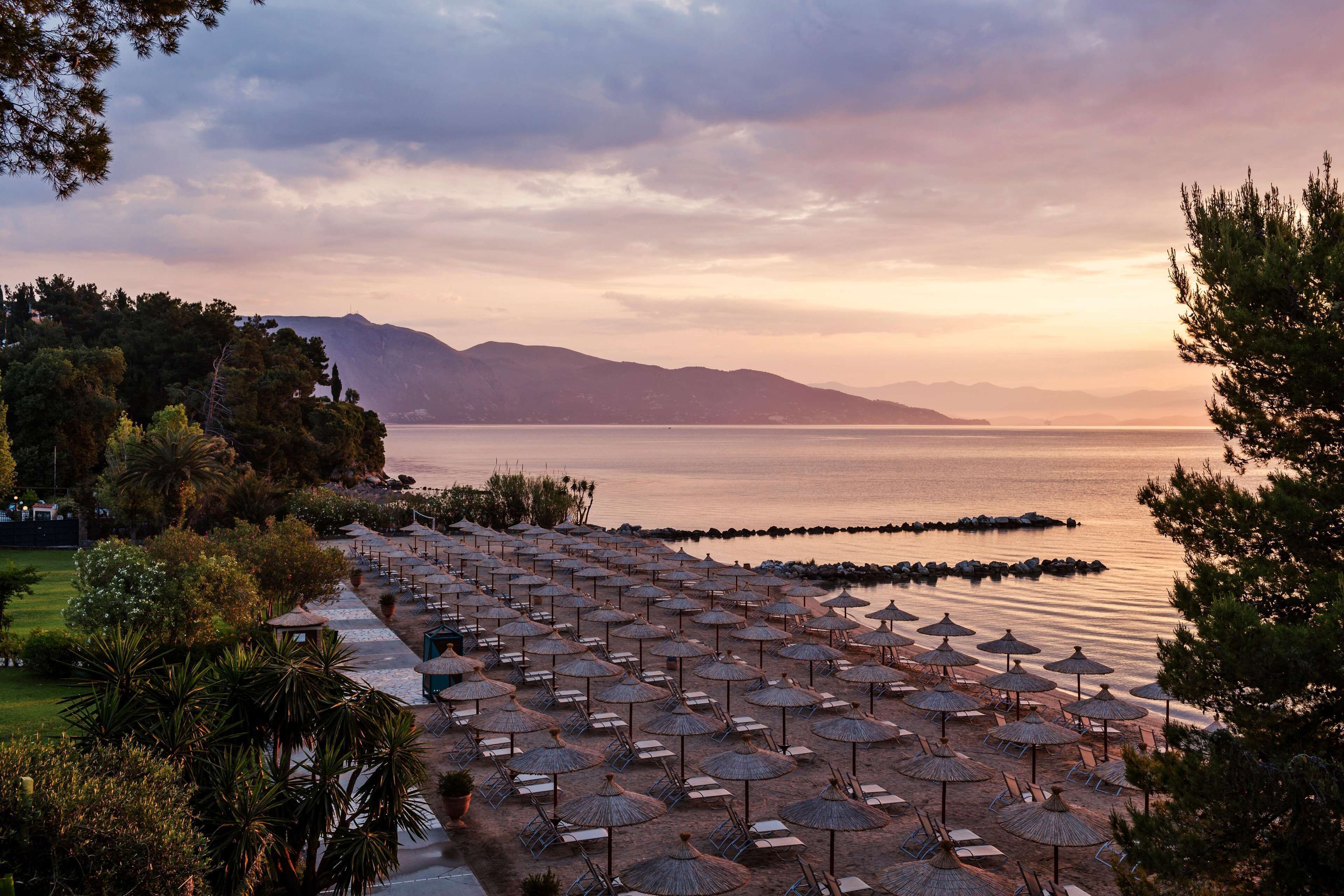 在海滩、白沙、沙滩椅、海滩遮阳伞