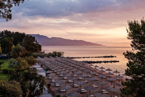 Plage, sable blanc, chaises longues, parasols