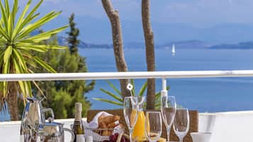 4 restaurants, breakfast, lunch, dinner served; international cuisine