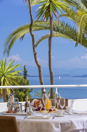 4 restaurants, breakfast, lunch, dinner served; international cuisine