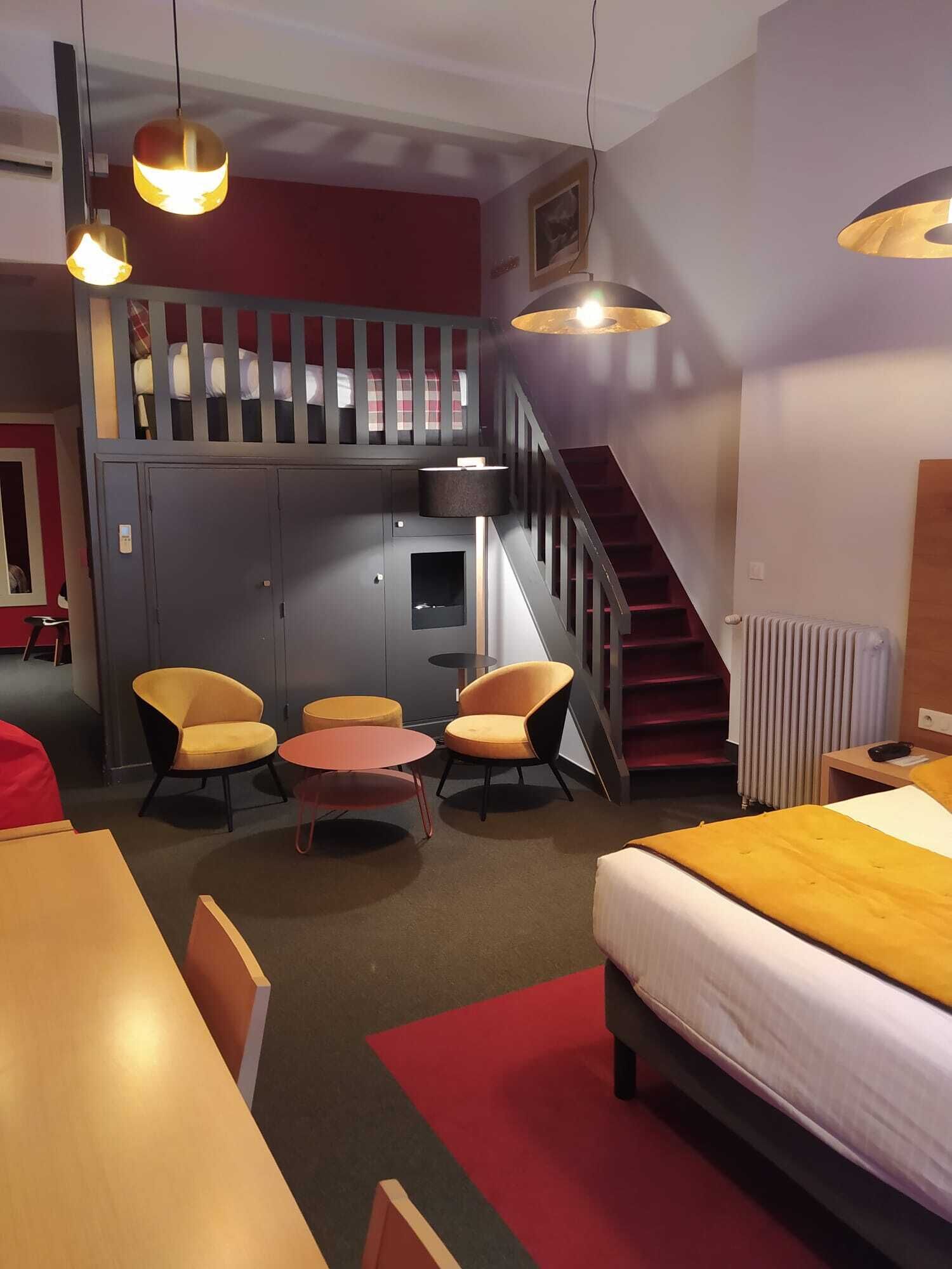 family suite | premium bedding, desk, soundproofing, free cots/infant beds