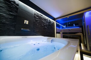 Un sauna, una bañera de hidromasaje