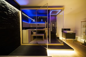 Sauna, hot tub