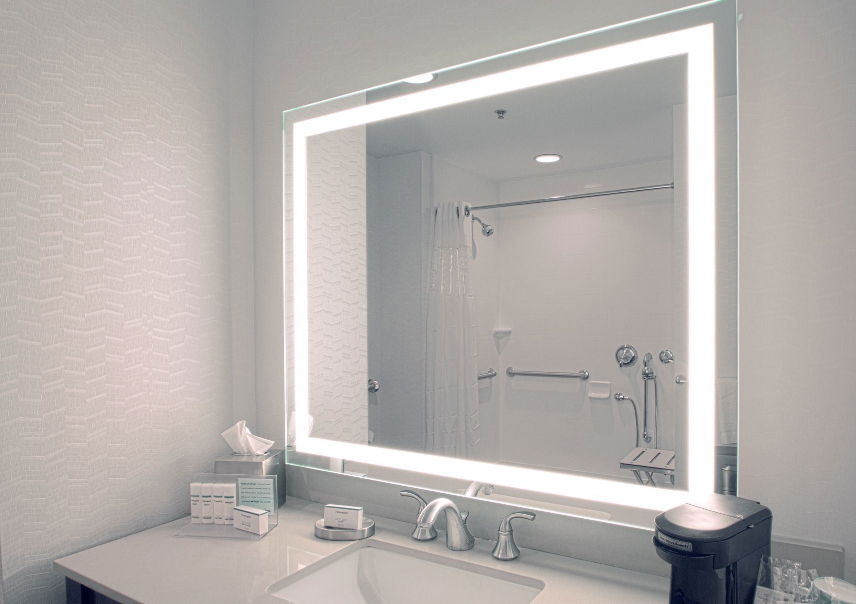 Badkamer | Een bad/douchecombinatie, handdoeken