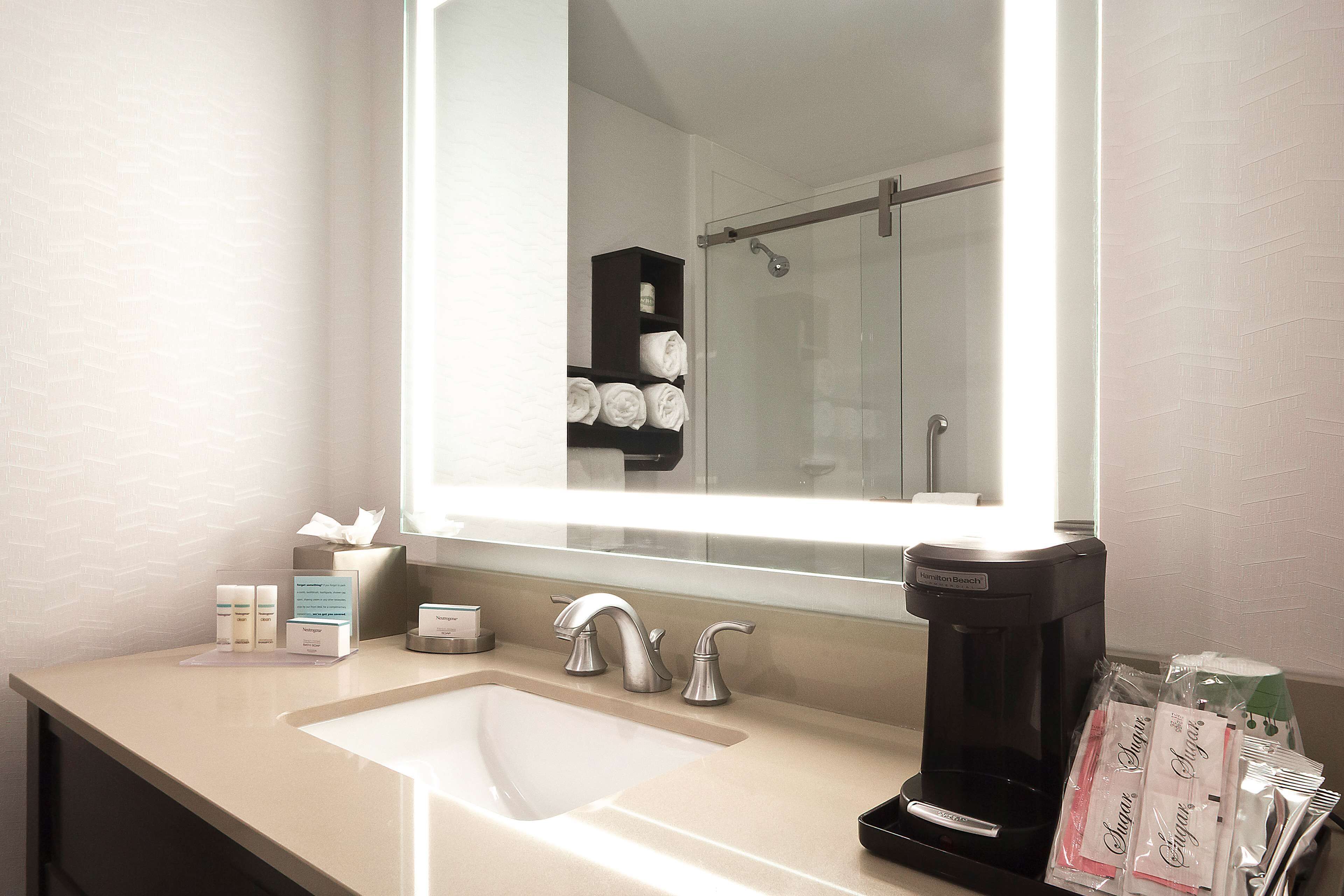 combined shower/bathtub, towels