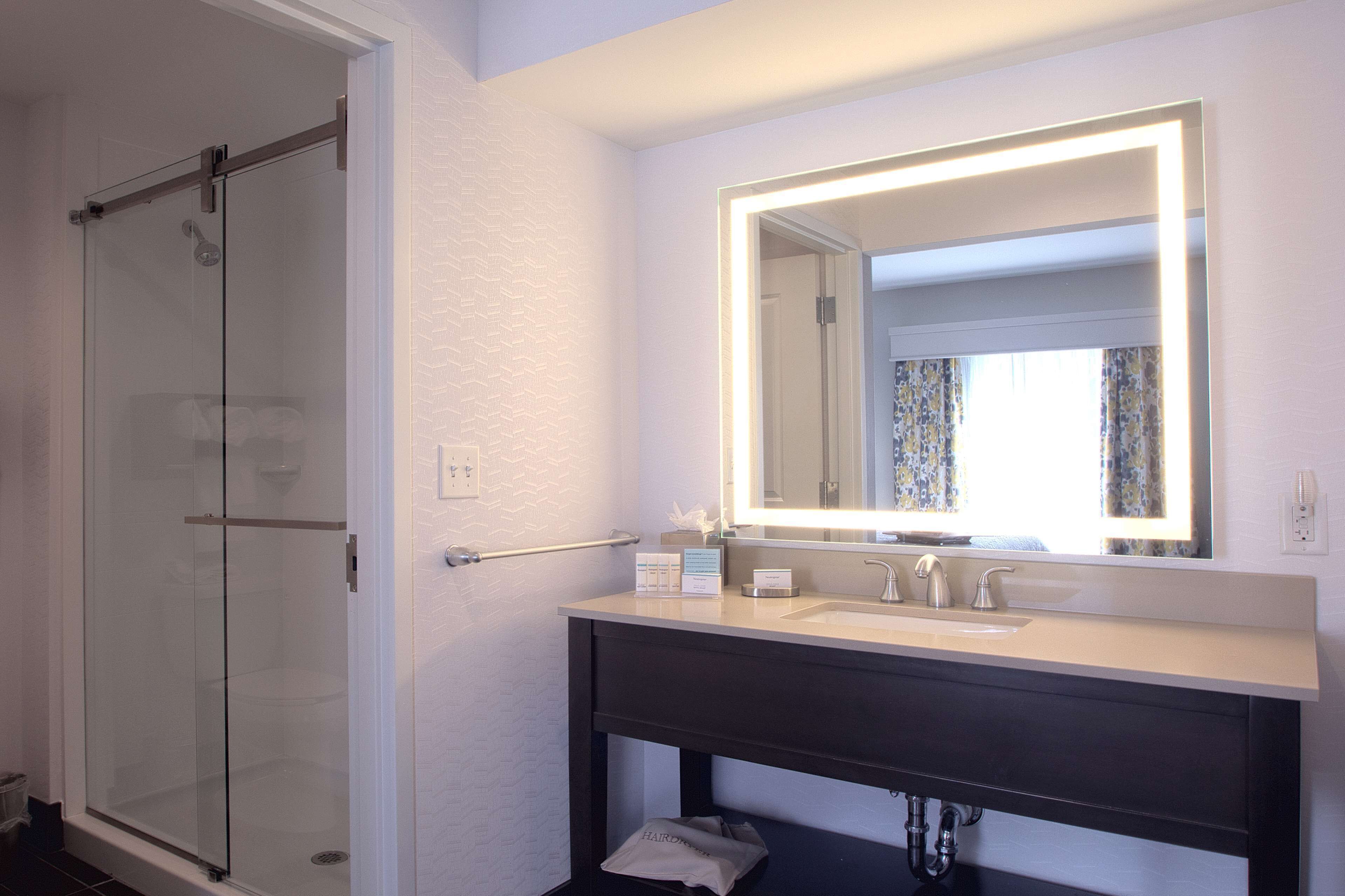 combined shower/bathtub, towels