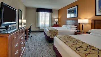 Een bureau, verduisterende gordijnen, een strijkplank/strijkijzer