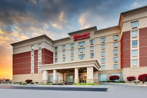 Fachada de la propiedad por la tarde o noche