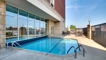 Een binnenzwembad, een buitenzwembad