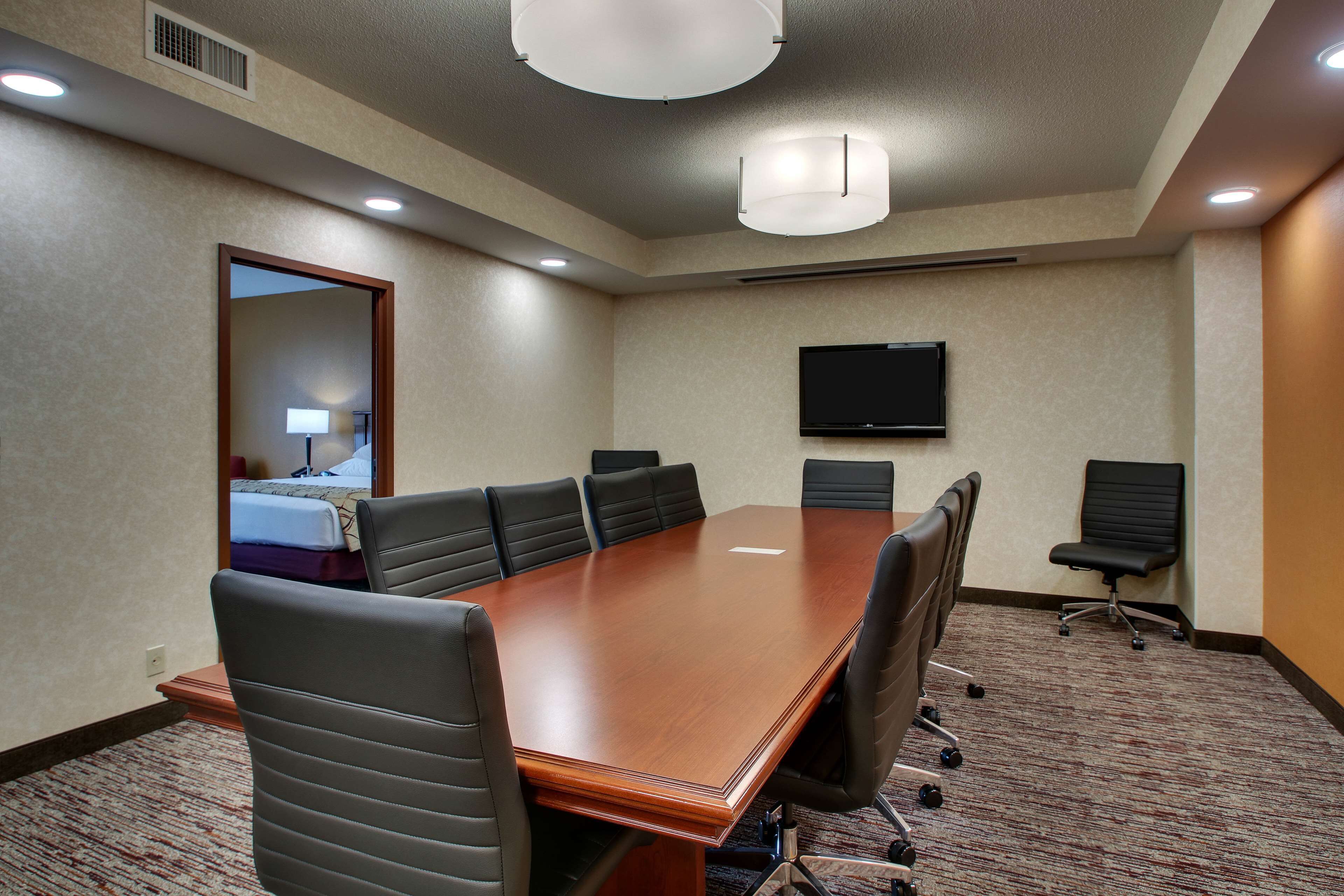 deluxe room, 1 king bed, accessible, refrigerator & microwave (2 rooms, board room table, tub) | meeting facility