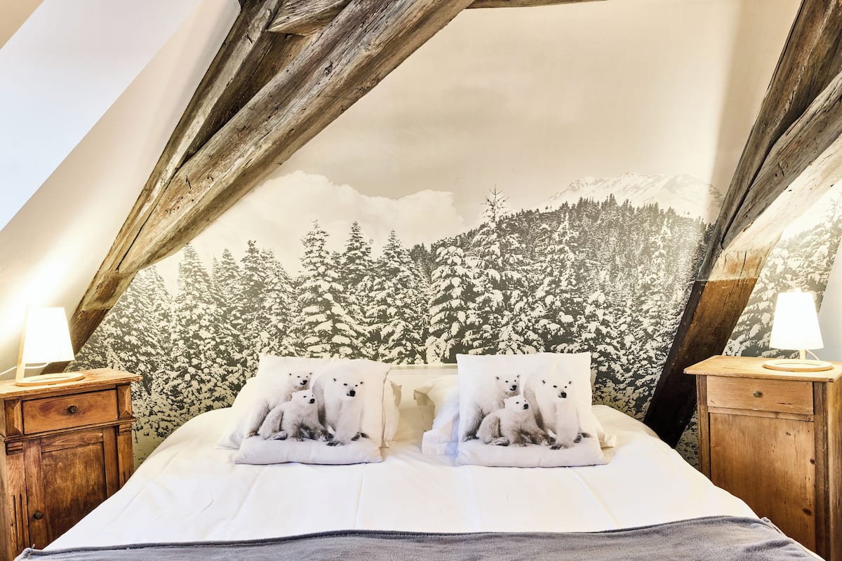 Ropa de cama de alta calidad y caja de seguridad en la habitación