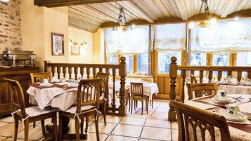 Tägliches Frühstücksbuffet (14 EUR pro Person)