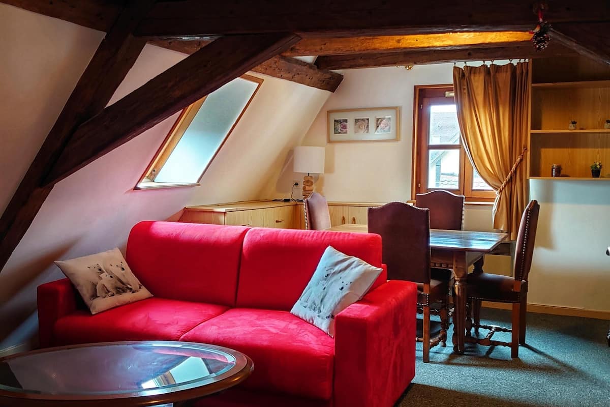 Apartment, Blick auf den Innenhof | Wohnzimmer