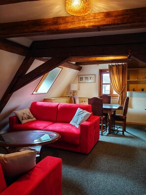 Apartment, Courtyard View | Living room | Flat-screen TV - Hôtel Saint-Martin (Colmar)