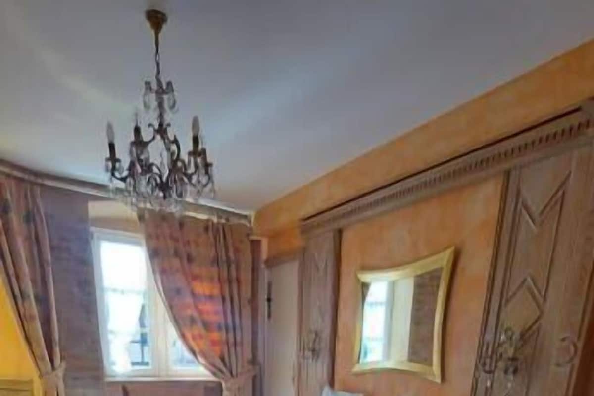 Suite (for 3) | Ropa de cama de alta calidad y caja de seguridad en la habitación