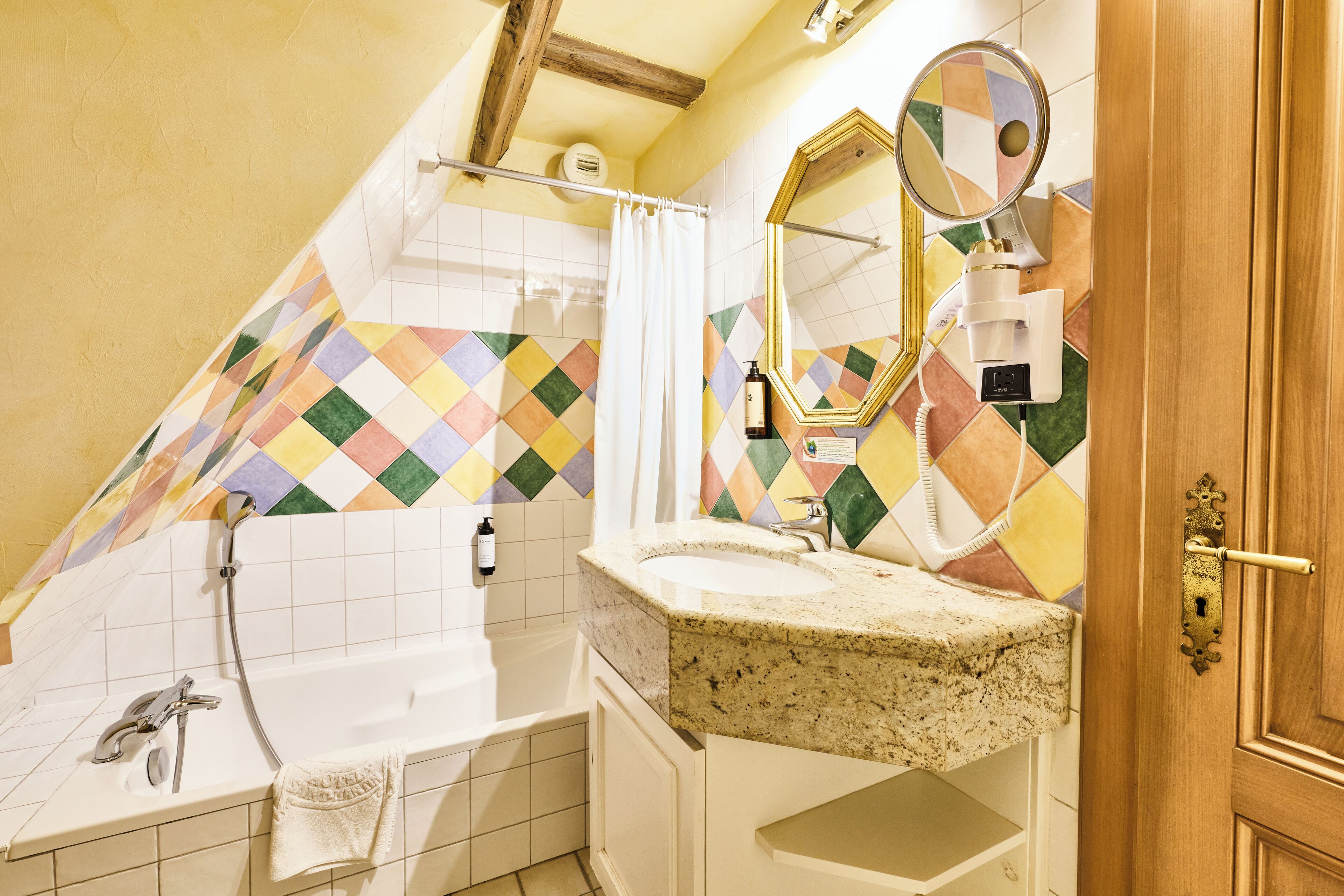 Ein Badezimmer mit einer Badewanne, einem Waschbecken, einem Spiegel und einer Duschvorhang.