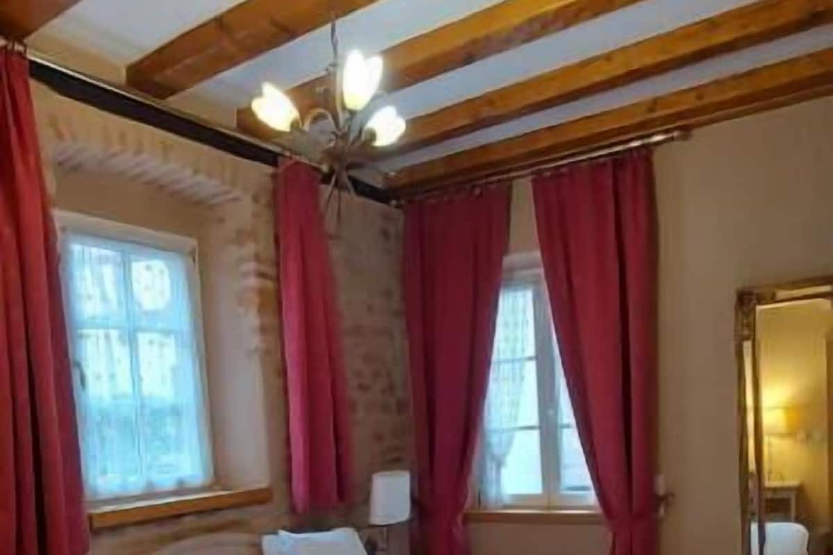 Habitación tradicional | Ropa de cama de alta calidad y caja de seguridad en la habitación
