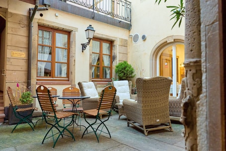 Terrasse/Patio. LOGIS Hôtel Saint-Martin