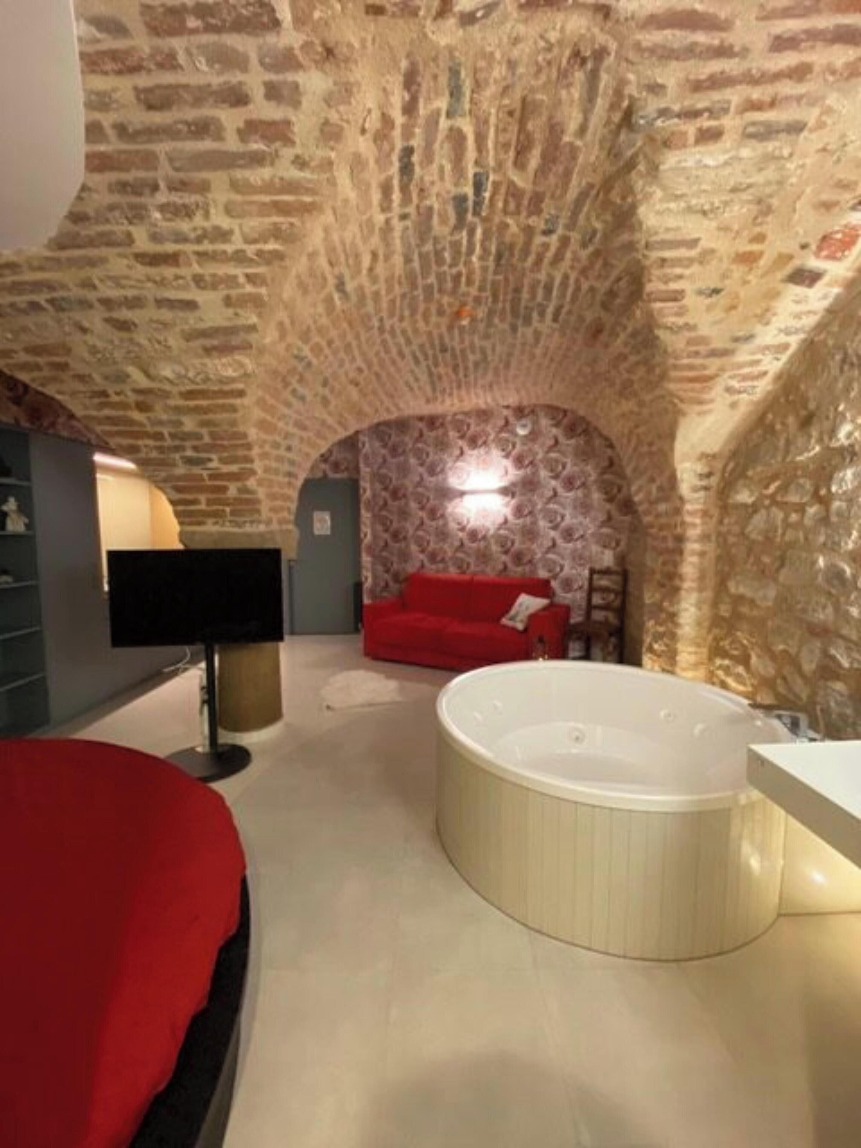 Phòng Suite phong cách lãng mạn, 1 giường cỡ king và sofa giường | Bộ đồ giường cao cấp, két bảo mật tại phòng, trang trí khác biệt 