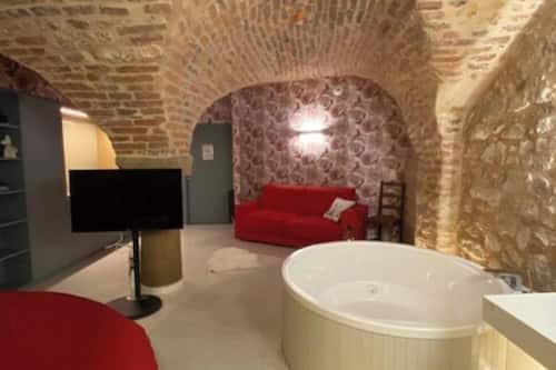 Suite Romantica, 1 letto king con divano letto | Biancheria da letto di alta qualità, una cassaforte in camera
